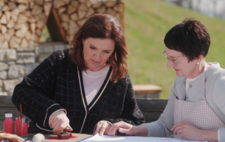 Barbara Karlich und Andrea Schmidhofer beim Bedrucken von Weihkorbdecken.